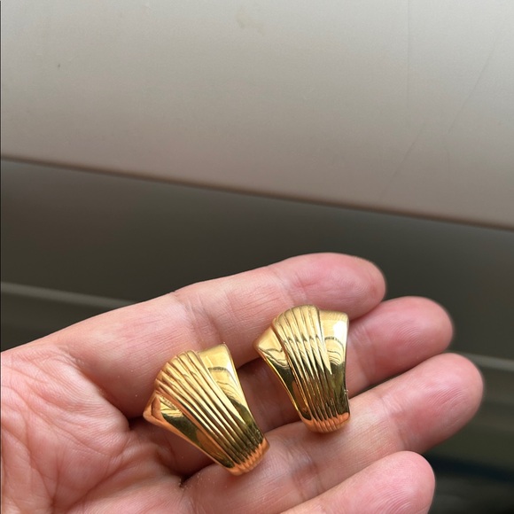 🖤KJL satin Goldtone clip earrings - Picture 10 of 11